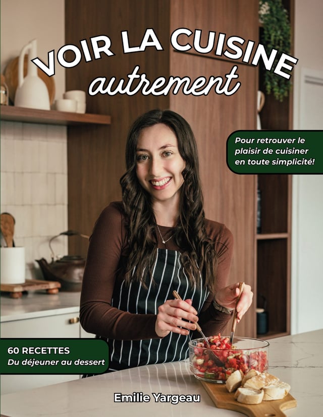 Couverture du livre Voir la cuisine autrement : Emilie Yargeau souriante dans sa cuisine